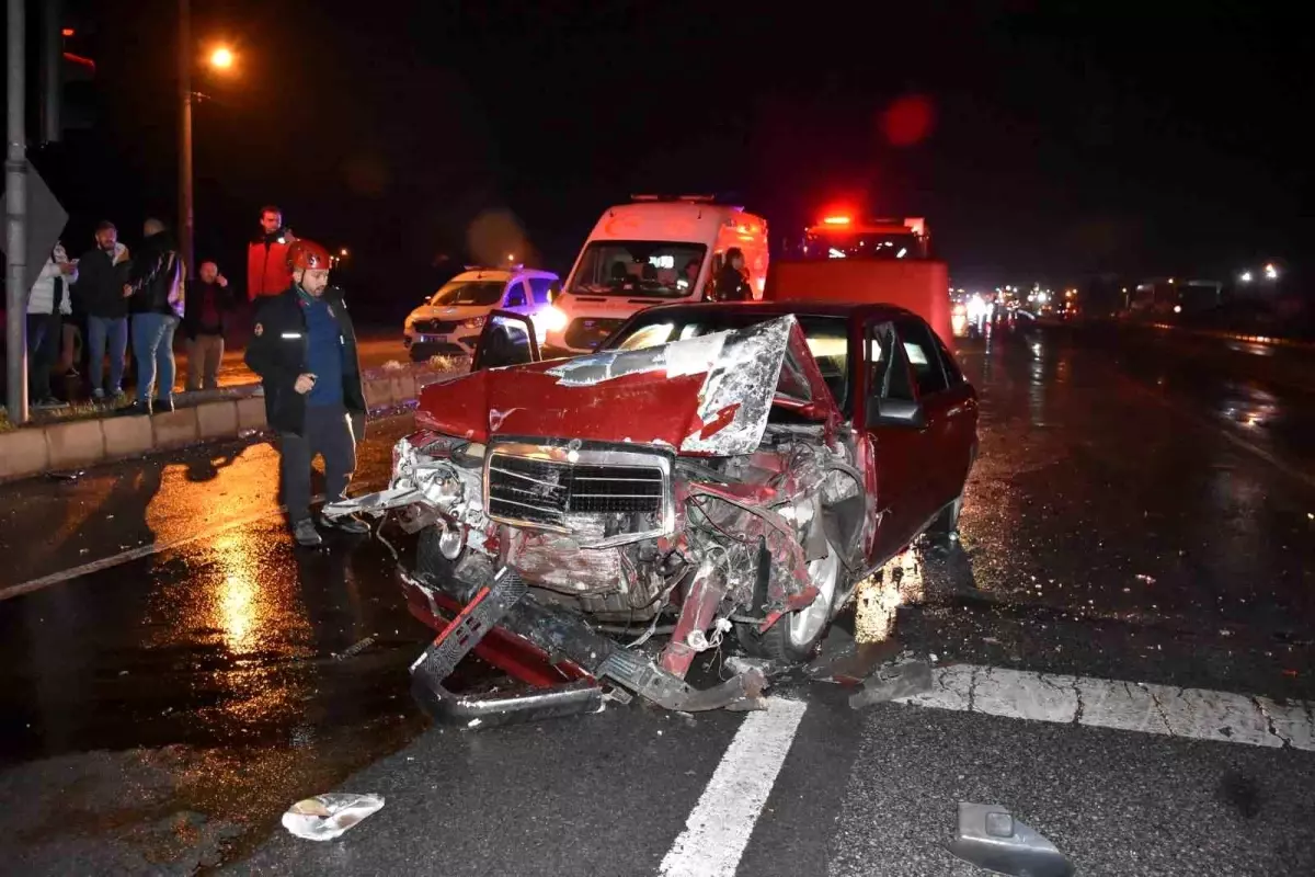 Hendek'te Minibüs ve Otomobil Çarpışması: 2 Yaralı ve Kaçan Sürücü