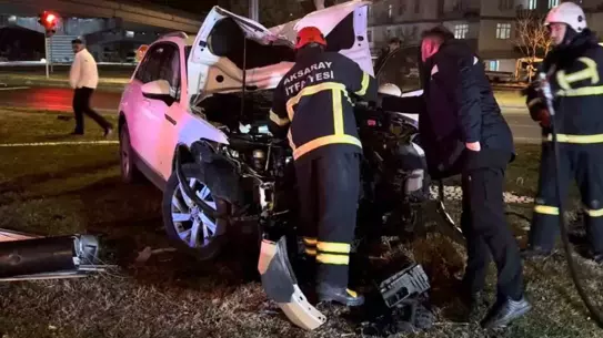 Aksaray’da Kontrolden Çıkan Araç Aydınlatma Direğine Çarparak Yangın Başlattı