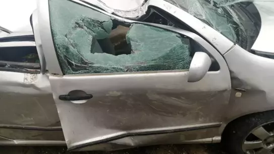 Kaza sonrası şarampole yuvarlanan otomobil