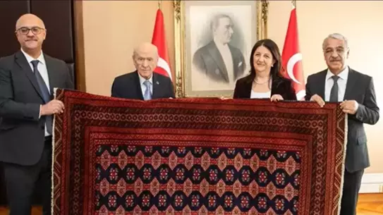 DEM Heyeti, Bahçeli’ye Öcalan’dan Gelen Kilimi Sunarken