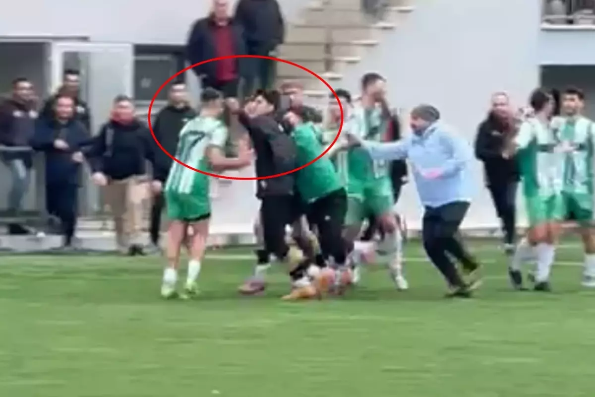 Amatör Futbol Maçında Kırmızı Kart Fırtınası: Saha Kavgaya Döndü