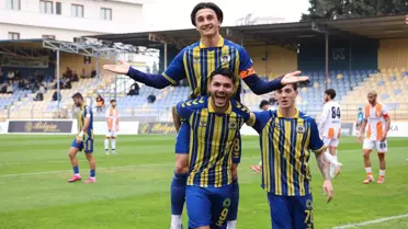 Menemen FK, Adanaspor'u 3-0'lık Galibiyetle Play-Off Potasına Taşıdı