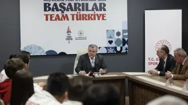 Kış Olimpiyatları hazırlık sürecinde sporcularla bir arada Bakan Bak