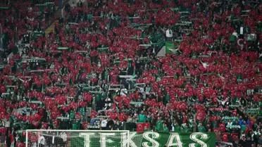 Bursaspor Tribünleri 40 Bin Türk Bayrağıyla Kırmızı-Beyaza Bürüldü