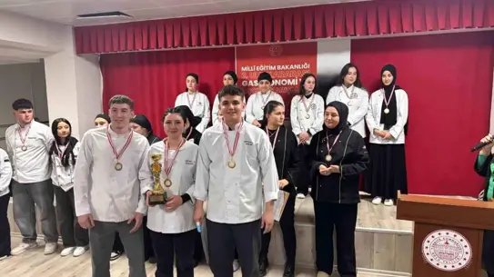 Kaynaşlı Lisesi Öğrencileri Düzce'nin Yerel Lezzetleriyle Gastronomi Yarışmasında Gümüş Madalya Aldı