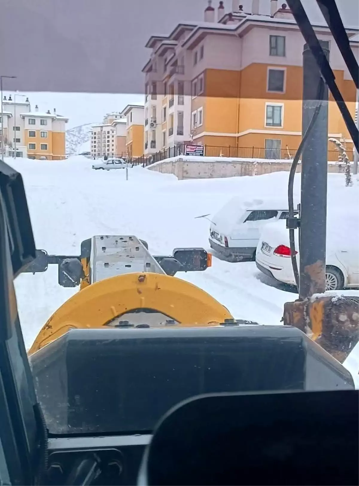 Gölbaşı'nda Karla Mücadele Hız Kesildi: Yenişehir Konutlarına Erişim Sağlandı