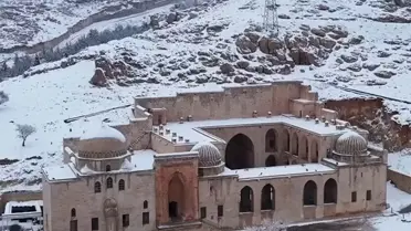 Mardin Kasımiye Medresesi Karla Bembeyaz Görünüm Aldı