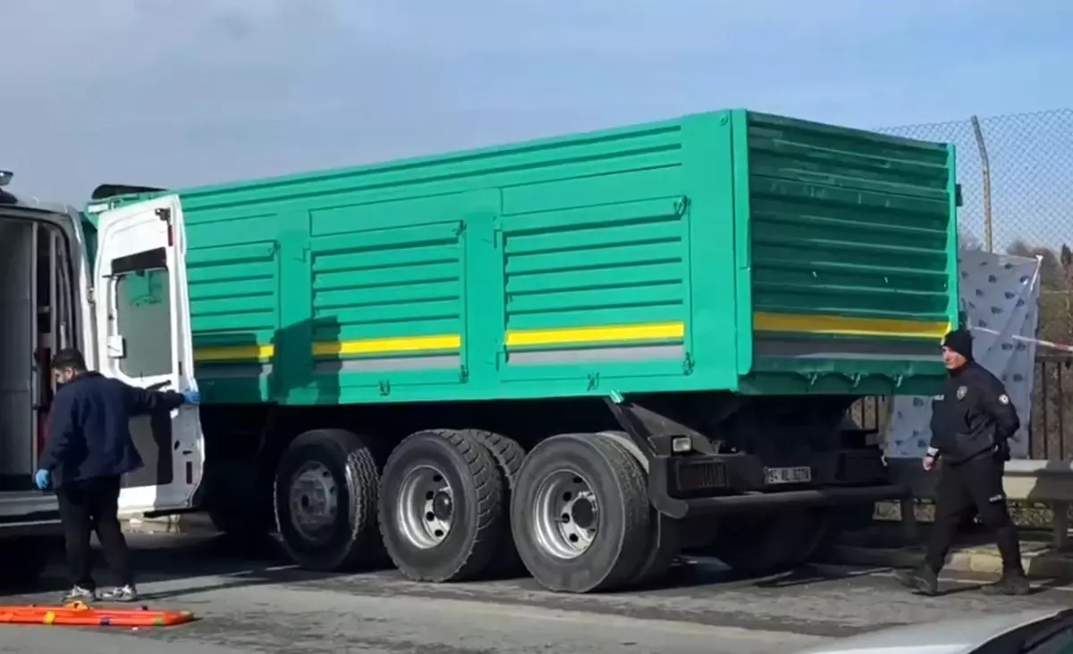 Başakşehir'de Kamyon Kazası: Şoför Kabin Çöküşü Sonrası Hayatını Kaybetti