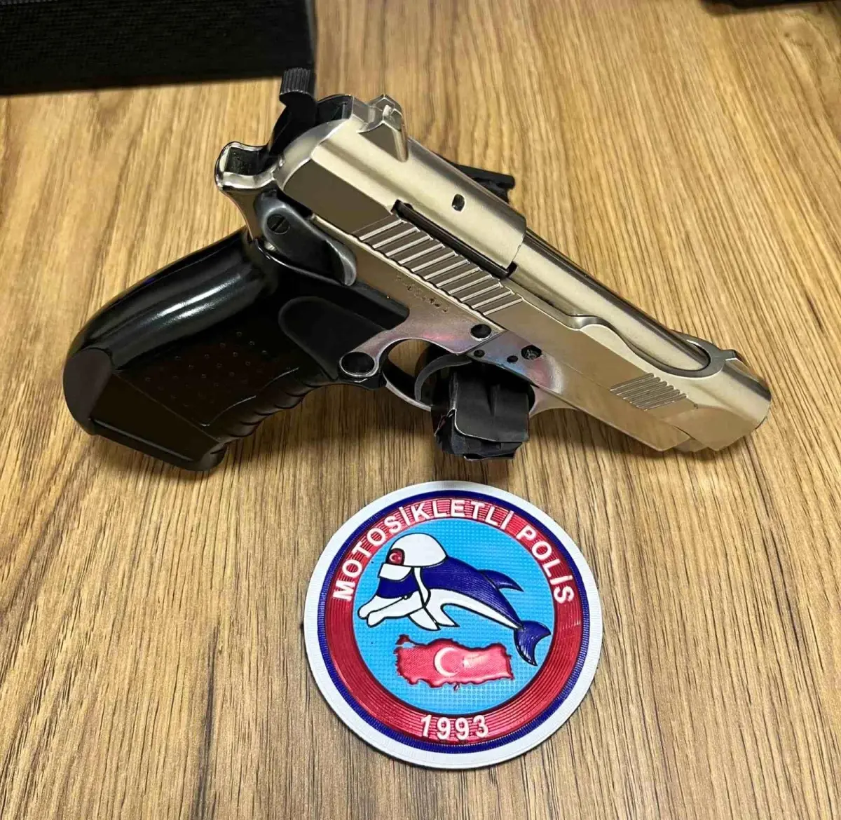 Arnavutköy'de Düğün Konvoyunda Ruhsatsız Tabanca Ele Geçirildi