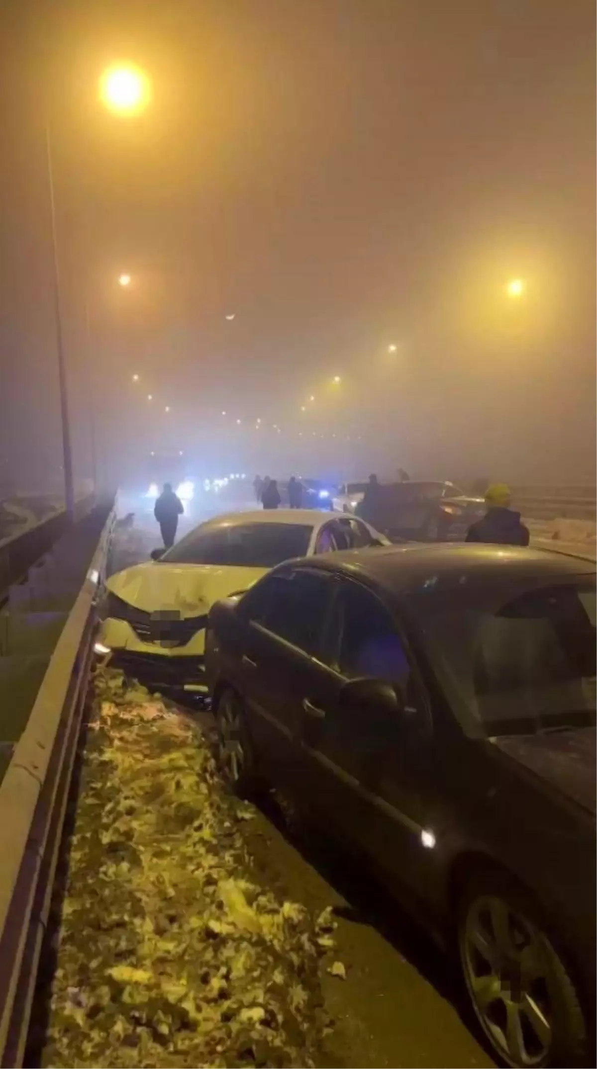 Diyarbakır’da Buzlu Yollarda Zincirleme Çarpışma: 4 Yaralı