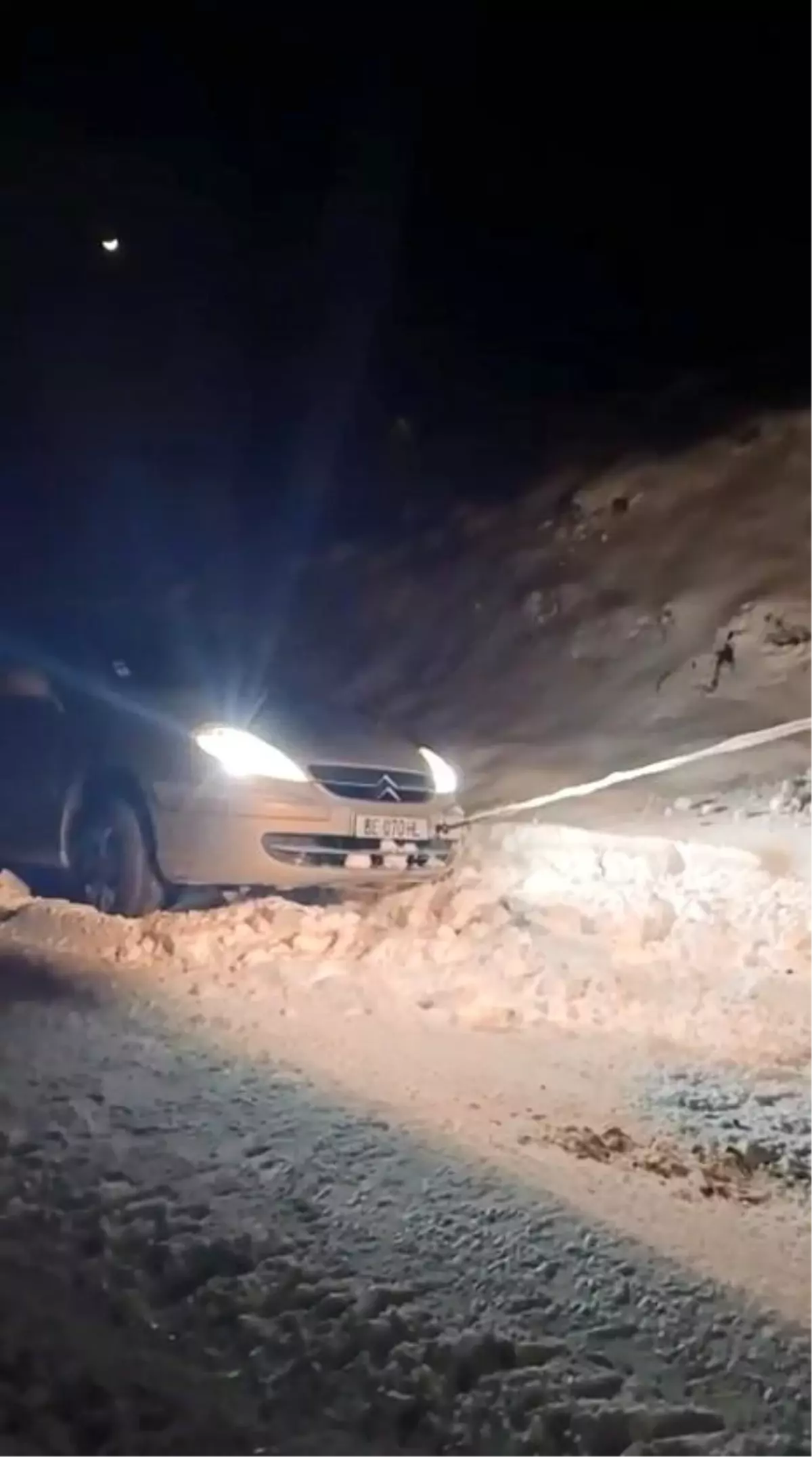 Karla kaplı Elazığ yolu ve kurtarılan araç