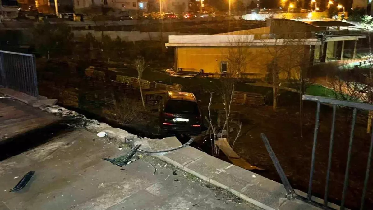 Karaman’da 3 Metre Yüksekten Düşen Araç Kafenin Bahçesinde Şanslı Sonuçla Sonlandı