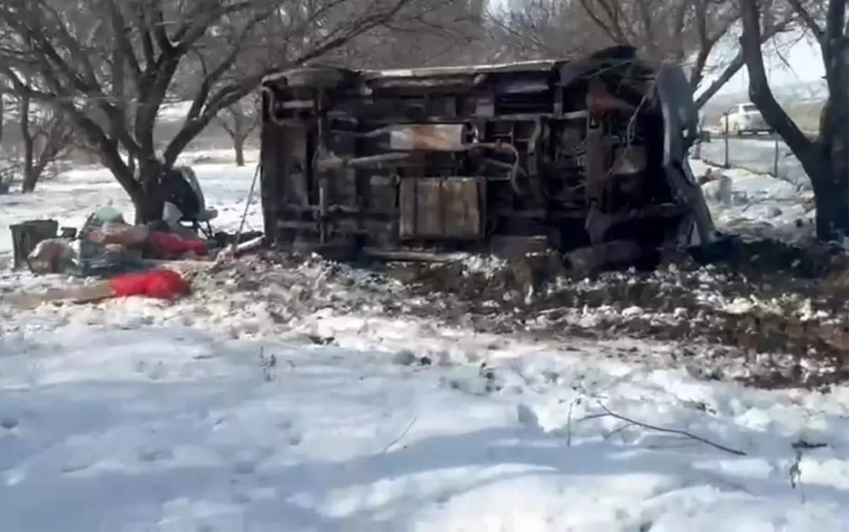 Malatya’da Minibüs Kontrolden Çıkarak Kayısı Bahçesine Çarptı, Sürücü Hastaneye Kaldırıldı