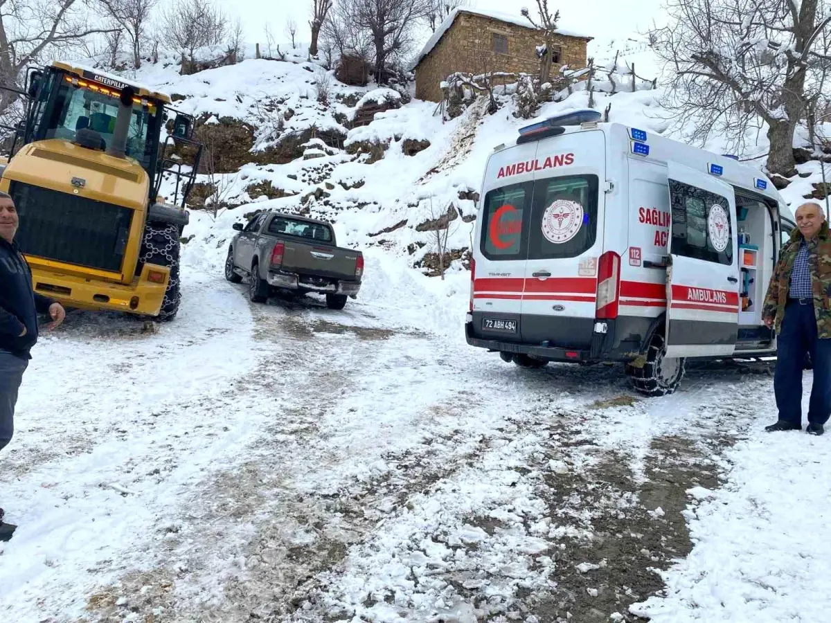 Sason’da karla mücadele eden kurtarma ekipleri