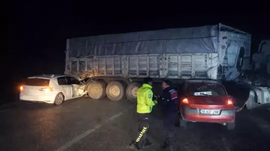 Sisli Yolda Tır Dorsesiyle Çarpışan İki Otomobilde 8 Kişi Yaralandı