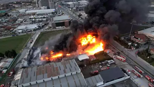 Büyükçekmece'deki Plastik Kasa Fabrikasında Yangın Koptu: İtfaiye Müdahalesi Sürüyor