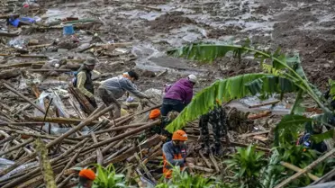 Endonezya’nın Batı Java’sında Heyelan: 16 Kişi Hayatını Kaybetti, 80 Kayıp Aranıyor