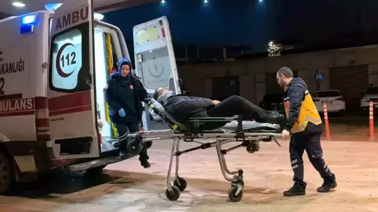 İnegöl'de İki Araç Çarpıştı: 2 Sürücü Hastaneye Kaldırıldı