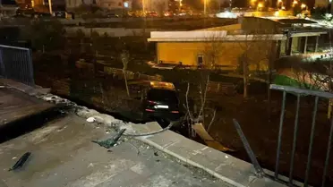 Kafenin bahçesinde çarpan cip