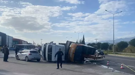 Nazilli'de İş Makinesi Taşıyan Kamyon Devrildi: Sürücü ve Çevredeki Araçlar Güvence Altında