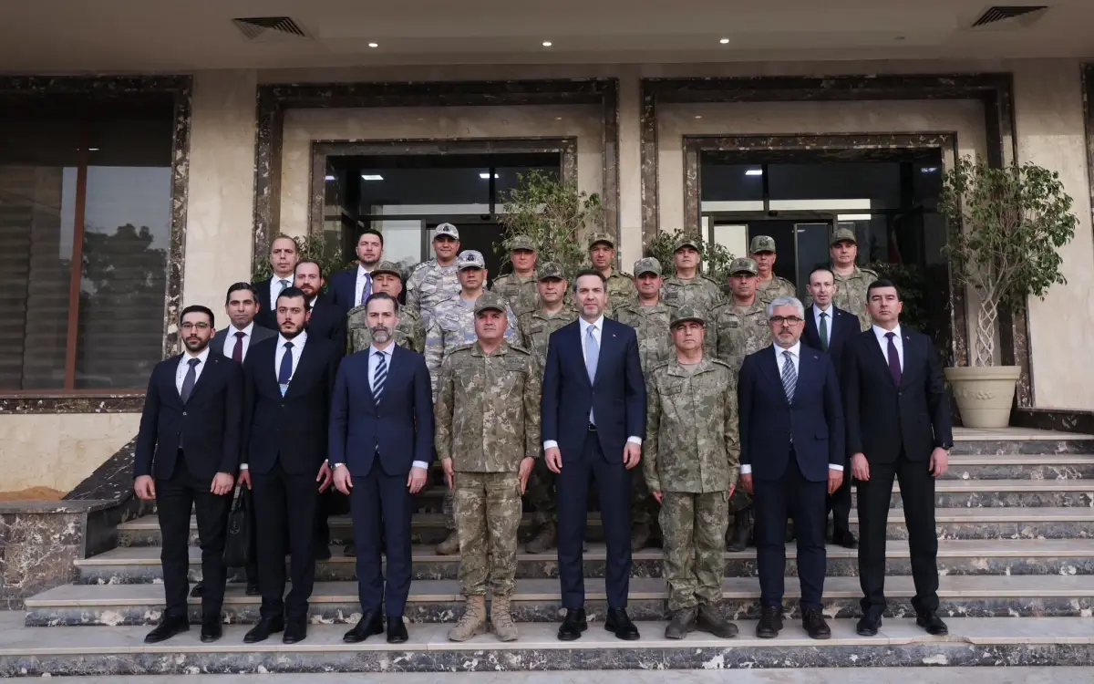 Enerji Bakanı Bayraktar, Trablus'ta Libya Görev Grubu Komutanlığı'nı Ziyaret Etti