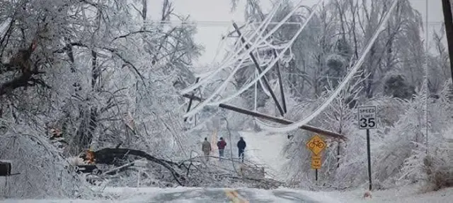Kar ve buzla kaplı şehir manzarası