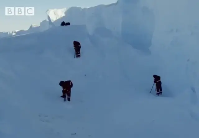 BBC ekibi ekipmanlarıyla çalışıyor