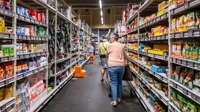 Colruyt çalışanları mağaza önünde