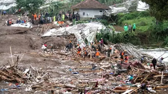 Batı Bandung’da Toprak Kayması: 10 Kişi Hayatını Kaybetti, 80 Kişi Kayıp