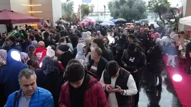 Antalya’da teknoloji indirimi kalabalığı 10 saat yağmur altında bekletti