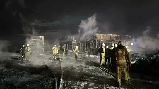 Büyükçekmece'de Depo Yangını 2 Kamyon ve 1 Tırı Mahvetti