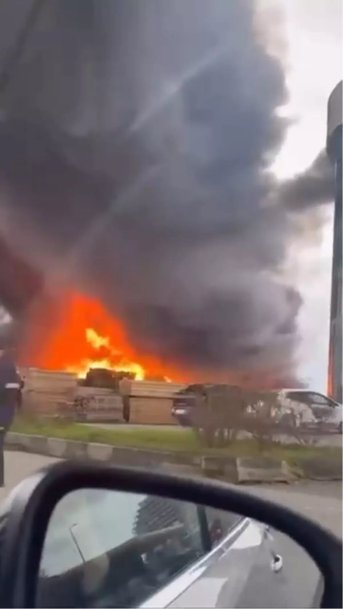 Büyükçekmece'de İş Yerinde Çıkan Yangın Kontrol Altına Alındı