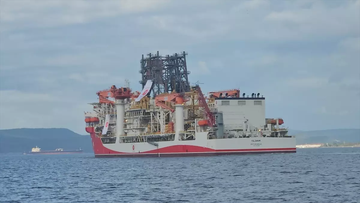 Yıldırım gemisi Çanakkale Boğazı'ndan geçişi