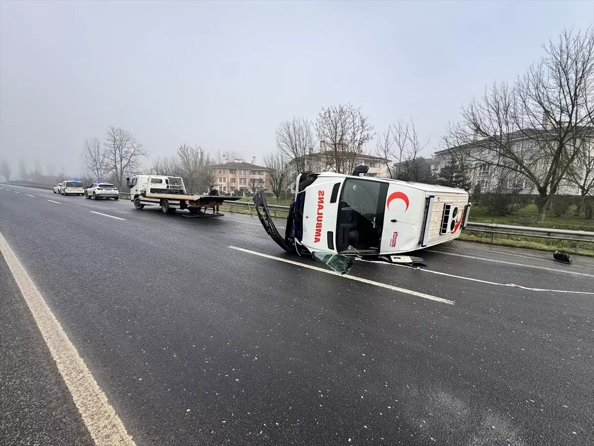 Düzce'de devrilen ambulans