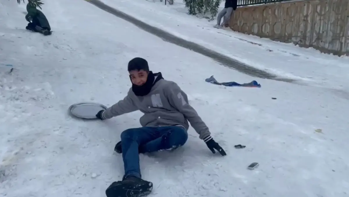 Gaziantep'te Kar Keyfi: Çocuklar Tepsi ve Poşetle Sokakları Kaydırıyor
