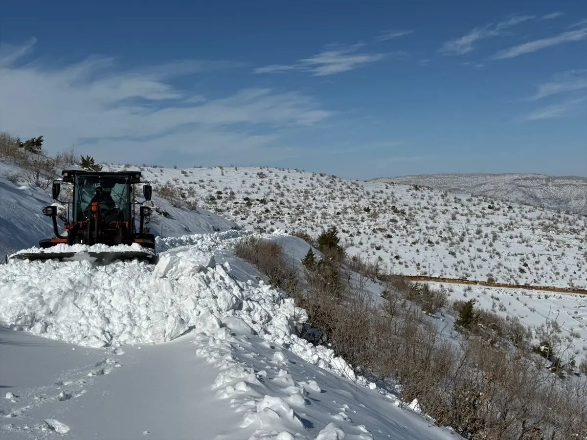 Gercüş’te Karla Mücadele Hız Kesmeden Sürüyor