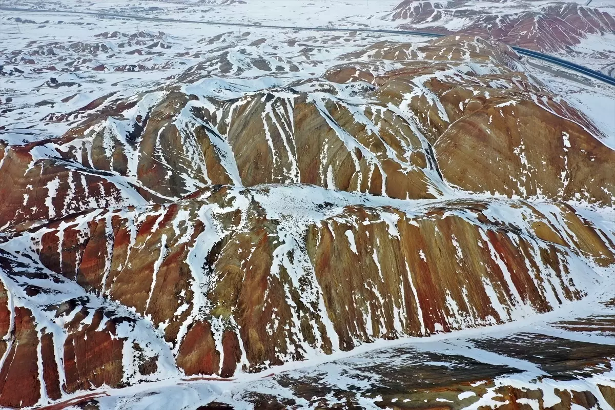 İğdır’da Kış Rüyası: Gökkuşağı Tepeleri Beyaza Büründü
