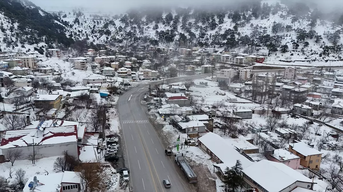 Sertavul Yaylası Kar Beyazına Bürüldü: Kış Manzarası Fotoğrafları