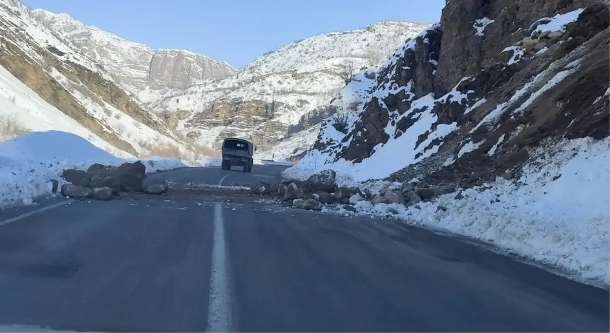 Hakkari-Çukurca Yolunda Düşen Kaya Parçaları Askerler Tarafından Temizlendi