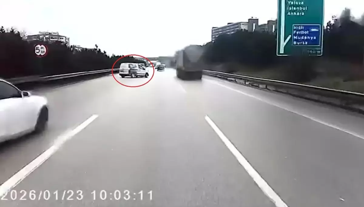 Bursa’da Sürücü, Hafif Ticari Aracını Kontrolünü Kaybederek TIR’a Çarpmaktan Kılpayı Kurtuldu