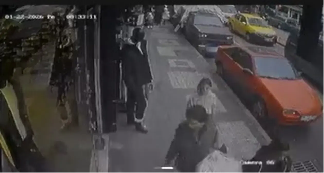 Bursa’da Mağaza Önünde Şok Anlar: İki Kadın Kıyafet Çaldı