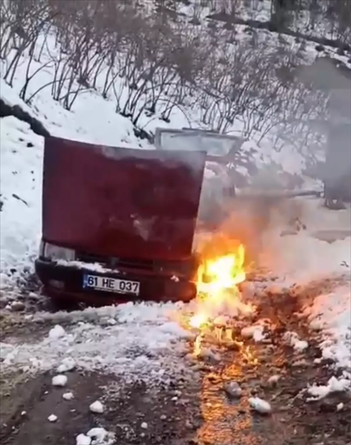Çarşıbaşı'nda seyir halindeki otomobilde çıkan yangın