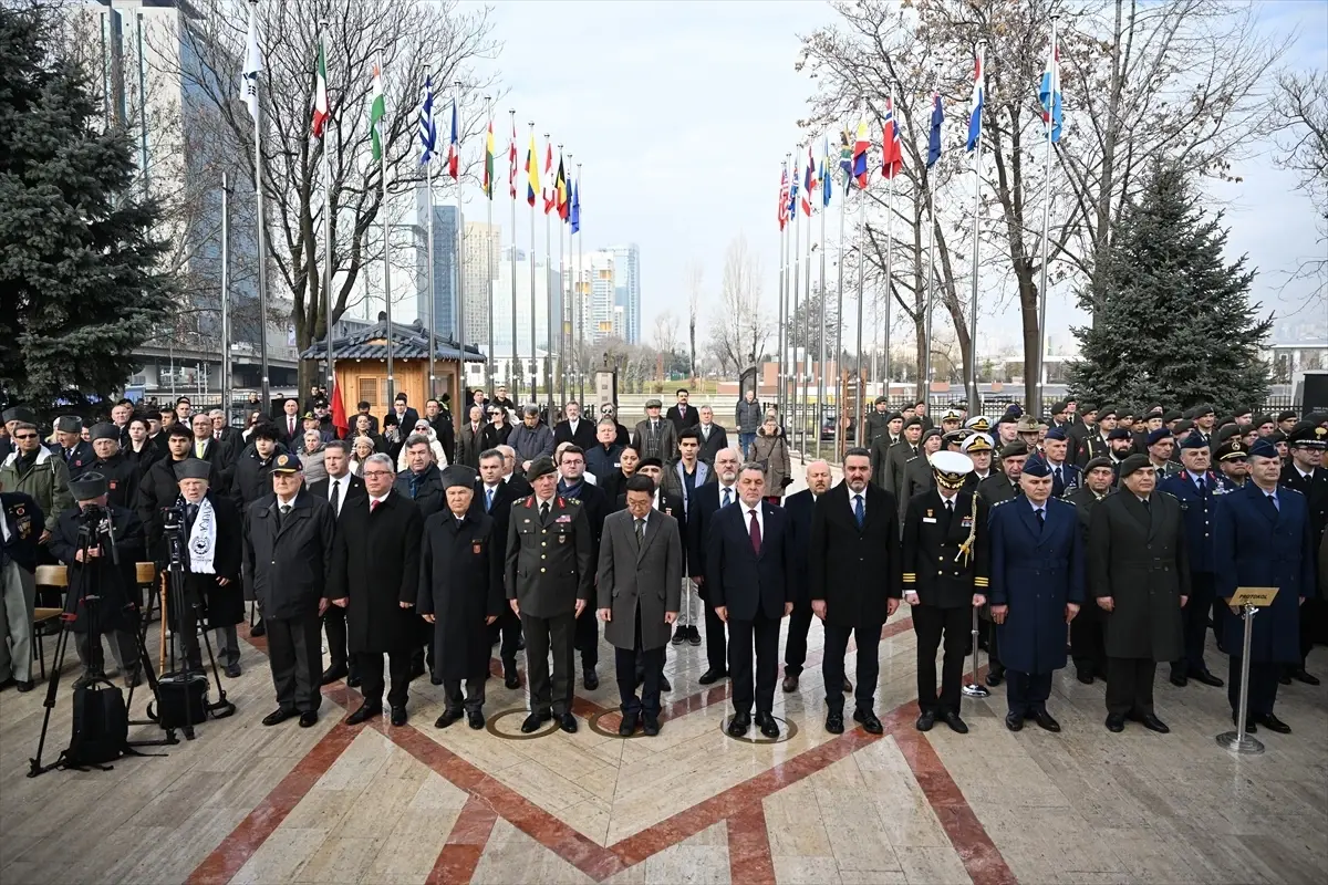 Tören alanında Türk Tugayı anısına düzenlenen çiçek düzenlemesi