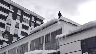 Bitlis’te Yoğun Kar Yağışı Sonrası Çatı Temizliği Operasyonu Başladı