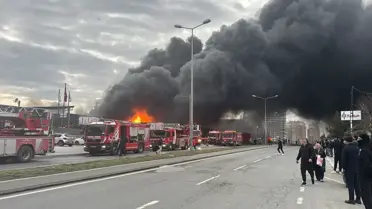 Büyükçekmece'de Fabrika Yangını: Palet ve Plastik Kasalar Alev Aldı