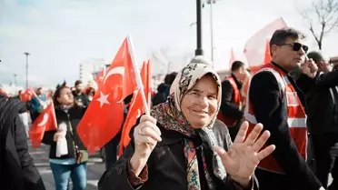 Çanakkale'de Şehit Aileleri ve Gazilerle Bayrağa Saygı Yürüyüşü