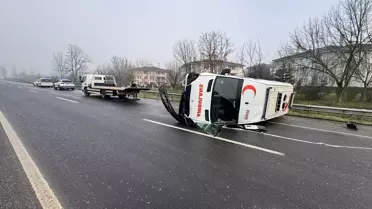 Düzce'de Ambulans Kazası: Sürücü ve Sağlık Personeli Yaralandı
