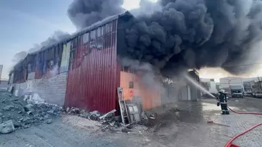 İtfaiye ekipleri yangını kontrol altına alırken