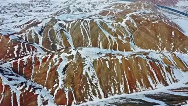 Gökkuşağı Tepeleri'nde kar manzarası