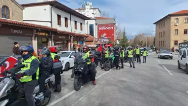 İsparta'da Motosikletli Gösteri: Türk Bayrağına Saygı İfadesi